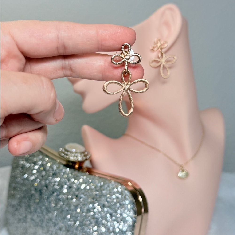 ⚜️ Elegant Gold Floral Drop Earrings 💫 - Picture 5 of 7